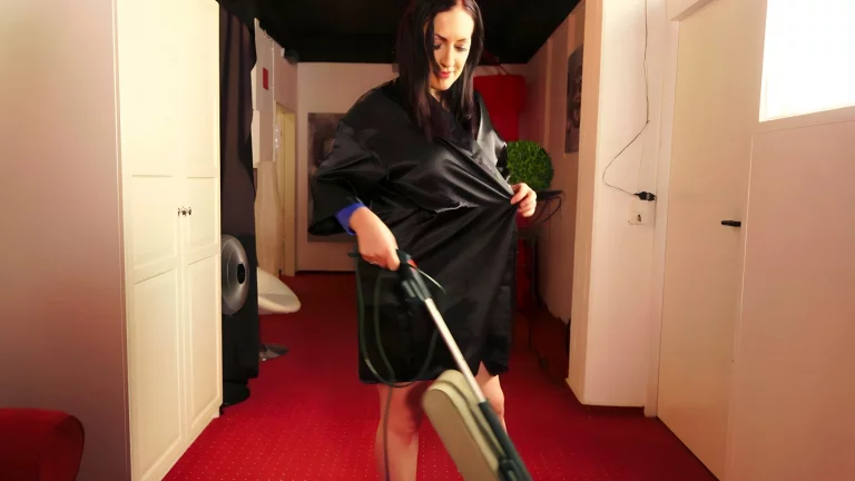 ⁣Horny Elina Flower Rubs Herself Before Stefan Steel Comes Along And Stuffs Her Good 