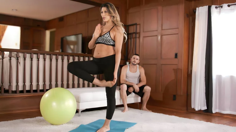 ⁣Busty Brunette MILF Makayla Cox Gets Nailed On The Floor 