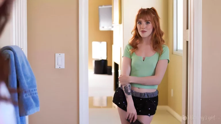 ⁣Petite Stepdaughter Crushes On Stepmothers Cougar Body 