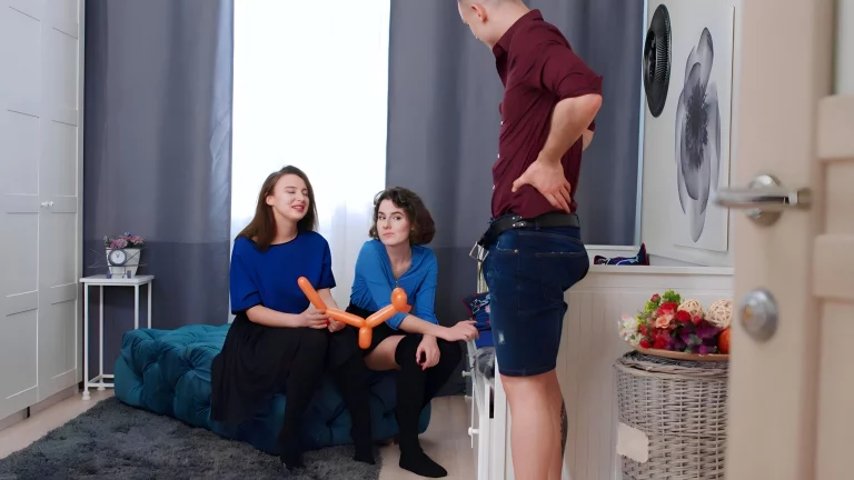 ⁣Balloon Master Satisfies Two Cuties 